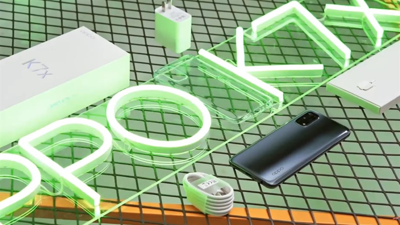 Chiếc Oppo K7x 5G màu xám