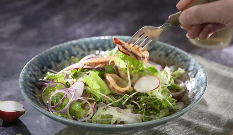 Ăn trưa nhẹ với món salad mực ống đơn giản, dễ làm mà lại ngon miệng