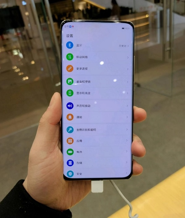 Nguyên mẫu smartphone OPPO với camera selfie ẩn dưới màn hình xuất hiện trên tay người dùng, nhìn ấn tượng đấy chứ?