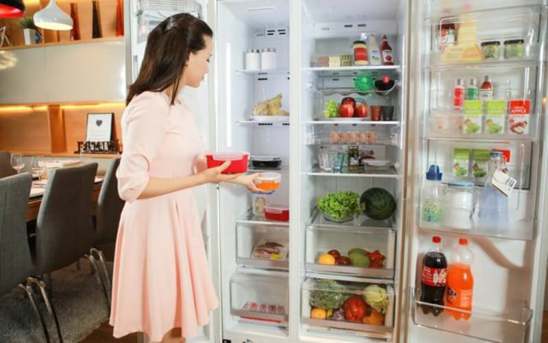 Is it right or wrong to put completely cooled food in the refrigerator?