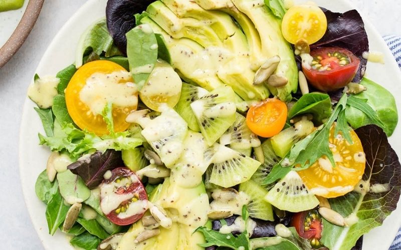 Salad kiwi bơ trộn với nước sốt