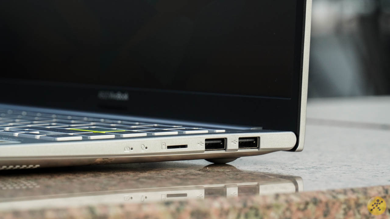 Cạnh phải của ASUS VivoBook A415EA Cạnh phải của ASUS VivoBook A415EA