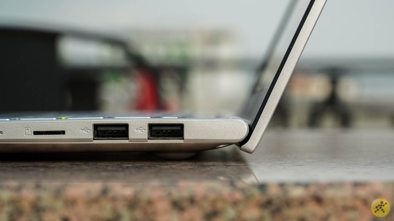 Cảm giac cầm nắm rất thích nhờ kích thước tổng thể mỏng nhẹ Cảm giac cầm nắm rất thích nhờ kích thước tổng thể mỏng nhẹ