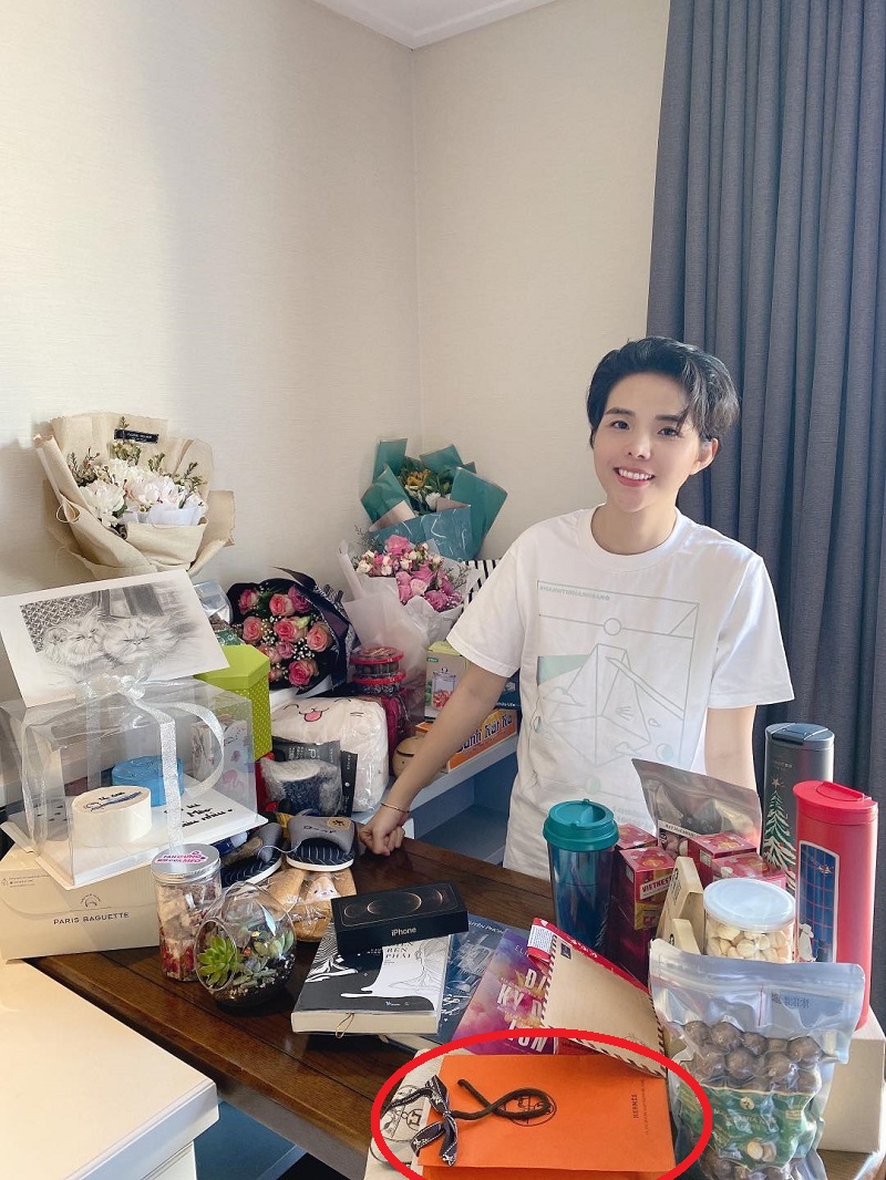 Túi Hermes và iPhone 12 xuất hiện trong hình ảnh 