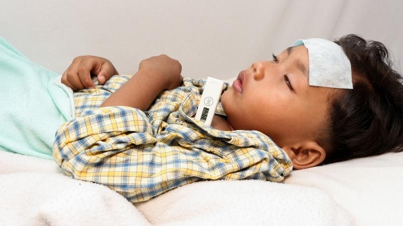 Trẻ bị sốt nên làm gì 6 cách hạ sốt tại nhà nhanh an toàn