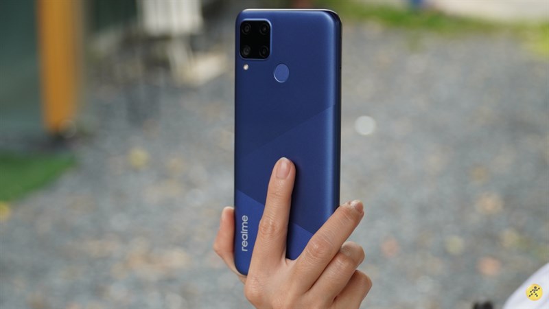 Cảm giác cầm nắm trên Realme C15 rất thoải mái