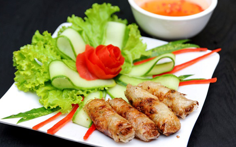 Dĩa chả giò hoa cà chua Dĩa chả giò hoa cà chua