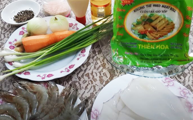 Nguyên liệu làm chả giò hình tam giác chiên xù