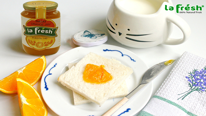 Bánh mì với mứt