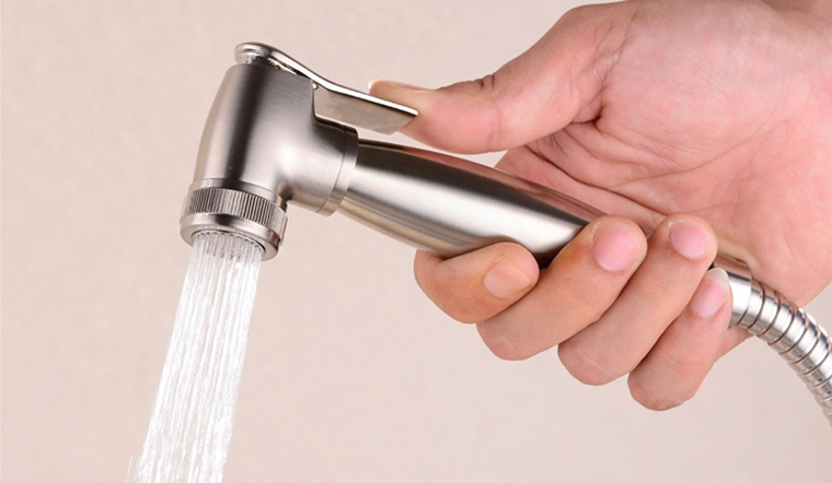 Vòi xịt bồn cầu là phát minh của ai?