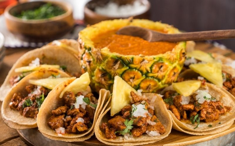 Tacos còn có sốt phô mai ở bên trong, hương vị khi ăn vừa béo ngậy, độc đáo mà lại không quá ngán.