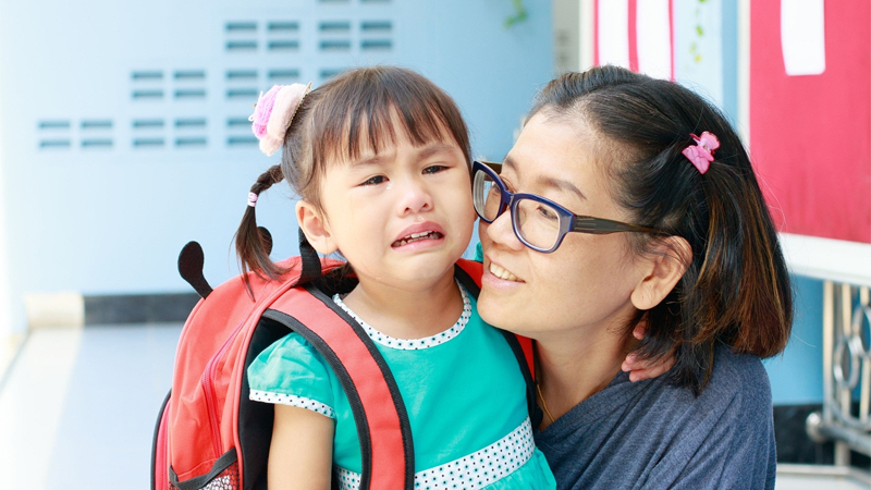 Trẻ khóc nhè khi đi học Trẻ khóc nhè khi đi học