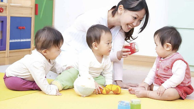 Trẻ vui đùa cùng cô Trẻ vui đùa cùng cô