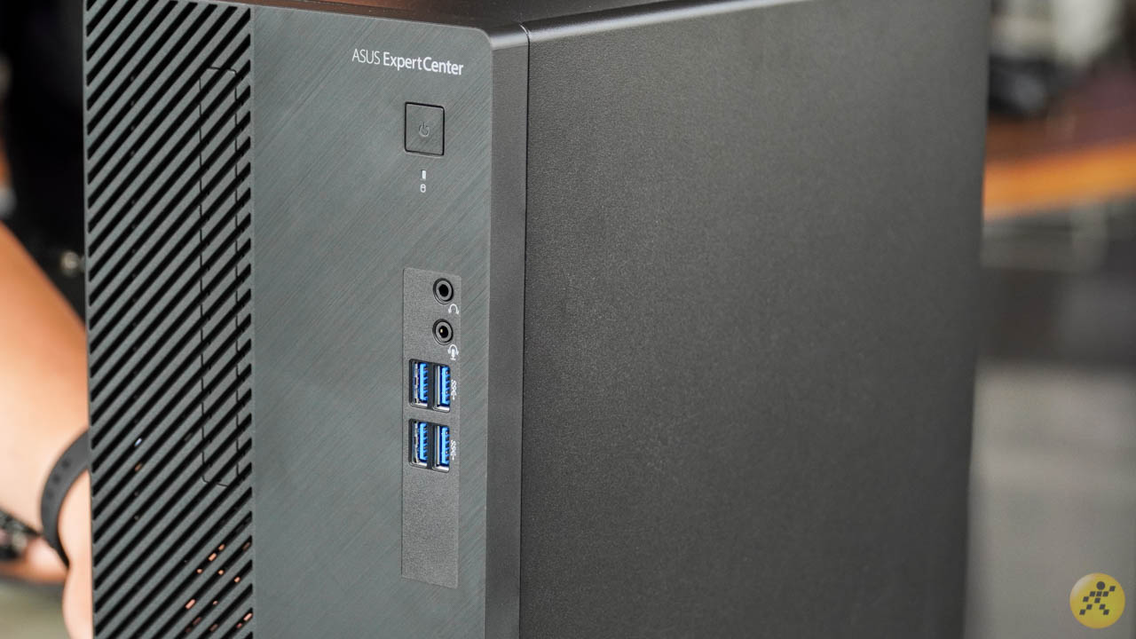 Mặt trước máy có cổng USB và jack cắm tai nghe