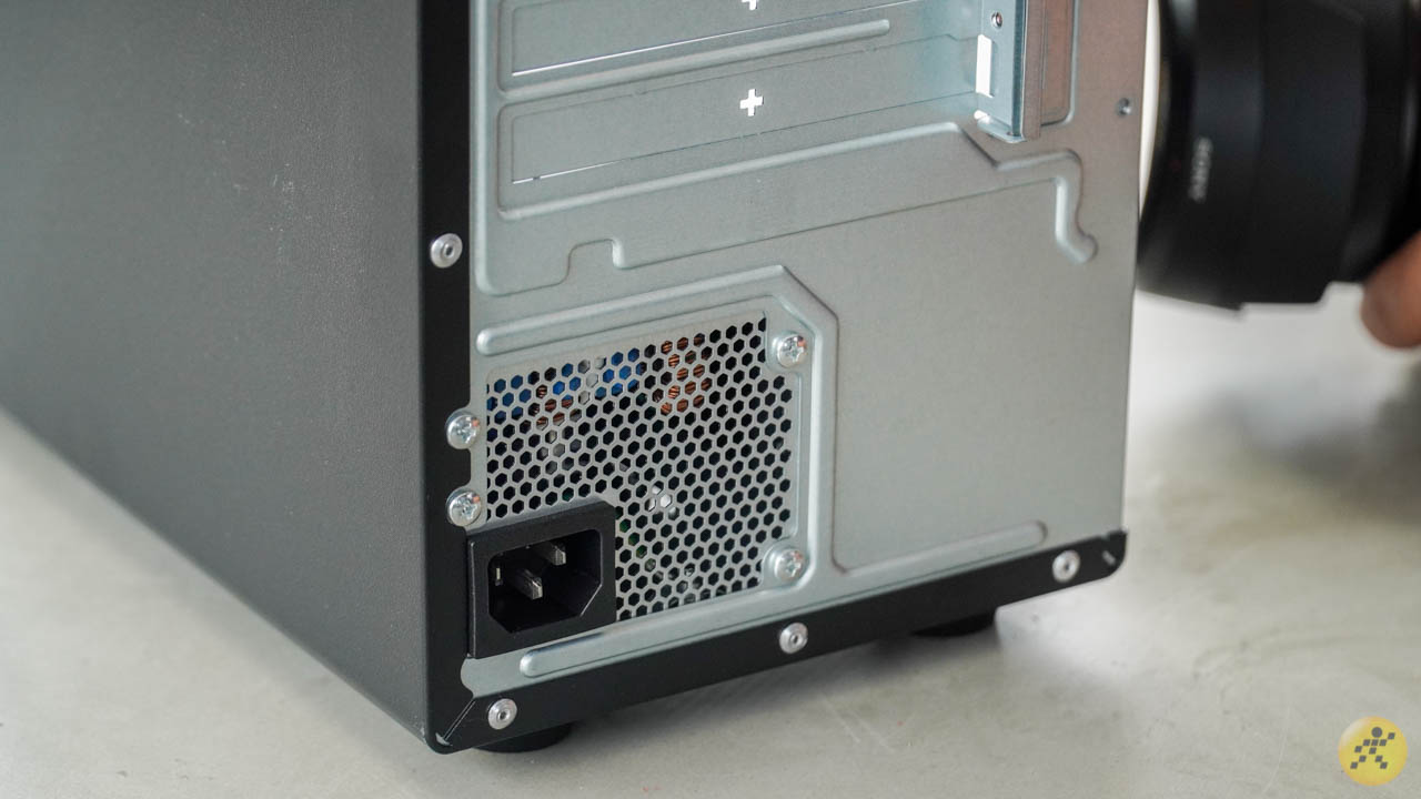 Phần dưới của mặt lưng ASUS ExpertCenter D5