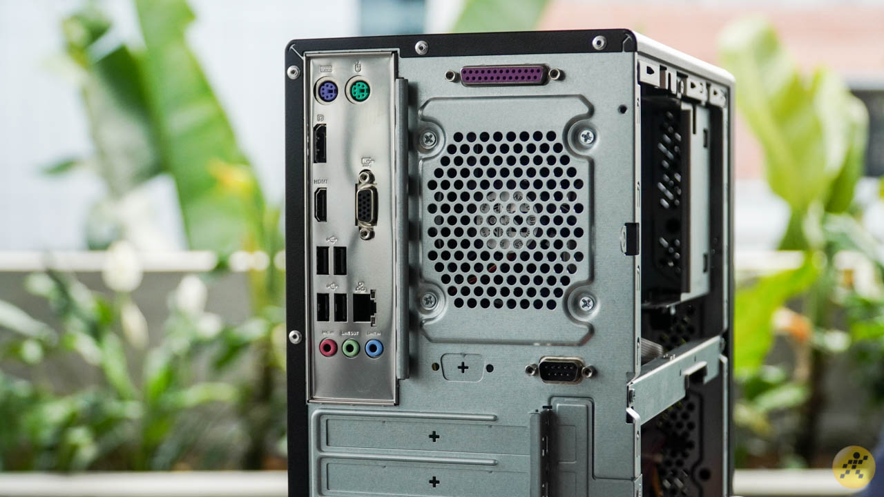 Mặt lưng của ASUS ExpertCenter D5