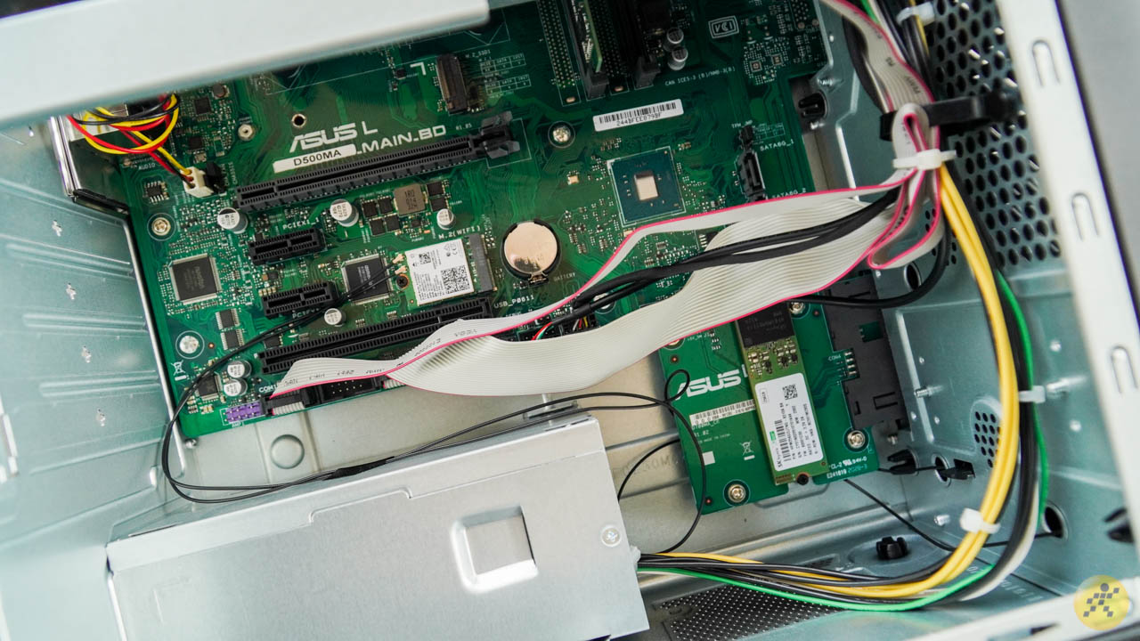 Toàn bộ bo mạch bên trong của ExpertCenter D5