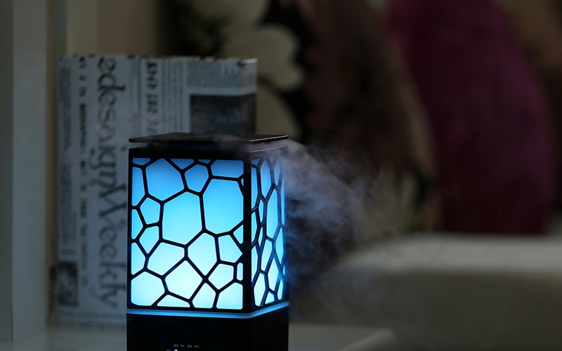Cách khử mùi nệm cao su mới bằng đèn xông tinh dầu
