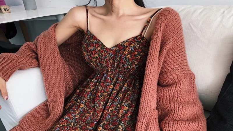 Áo khoác cardigan với váy họa tiết hoa
