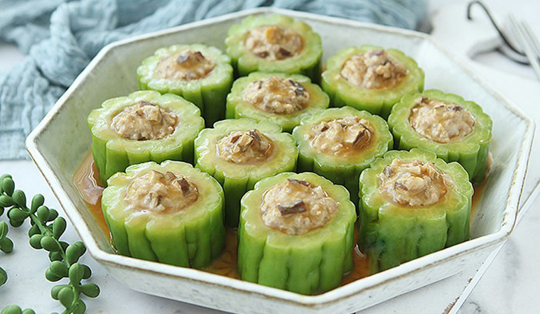 The way to make bitter melon stuffed with steamed meat is simple, eating it is ‘cool in the heart’