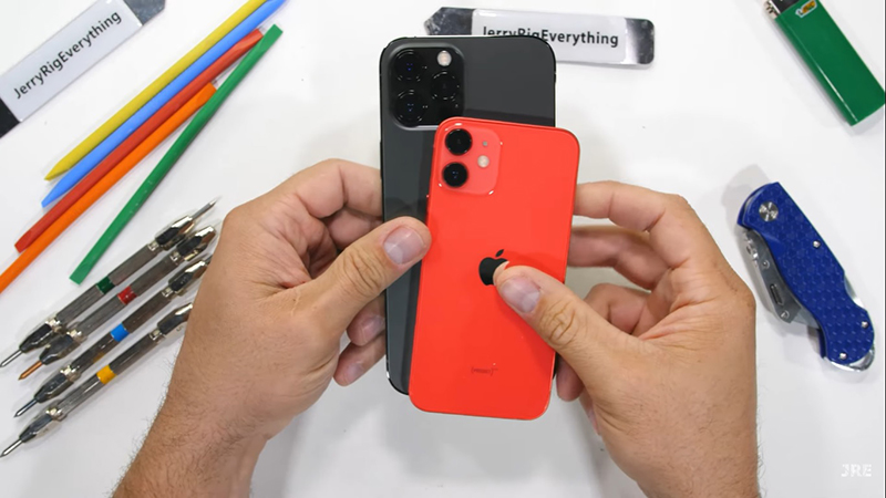 Kiểm tra độ bền iPhone 12 mini và iPhone 12 Pro Max