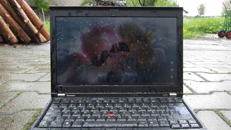 Cách xử lý laptop đi mưa