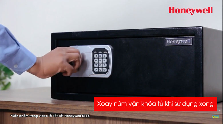 Bước 3 Xoay Núm Vặn Khóa Lại