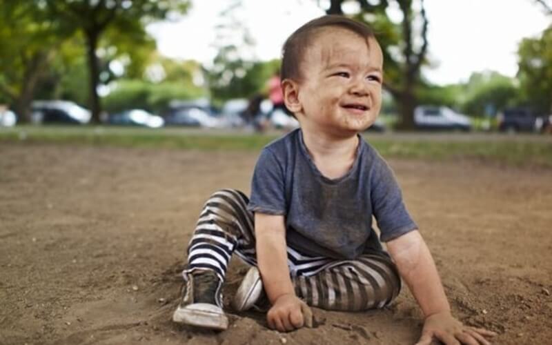 Không cho trẻ chơi với bùn đất có thật sự tốt như bạn nghĩ?