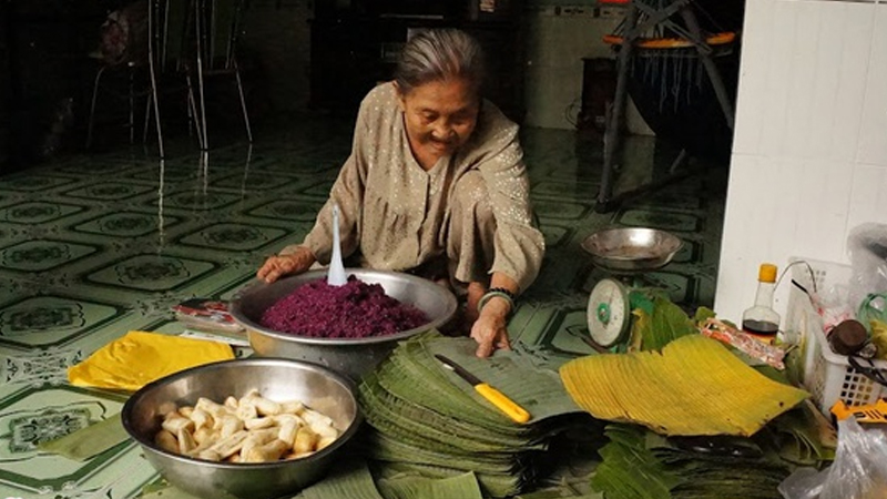 Bà Huỳnh Thị Trọng là người đã nảy ra sáng kiến dùng nước chiết từ lá cẩm để làm bánh tét