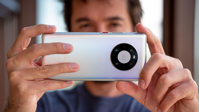 Mua Huawei Mate 40 Pro được tặng iPhone 12, tin được không?