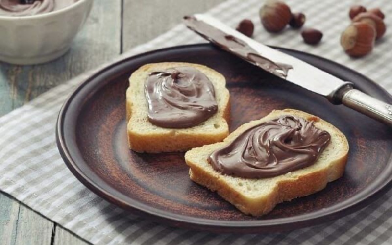 Ăn nutella với sandwich