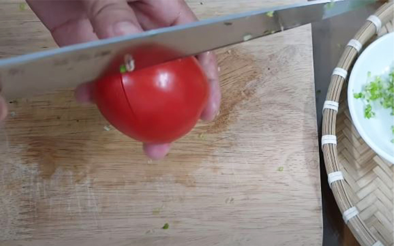 Bổ chéo cà chua