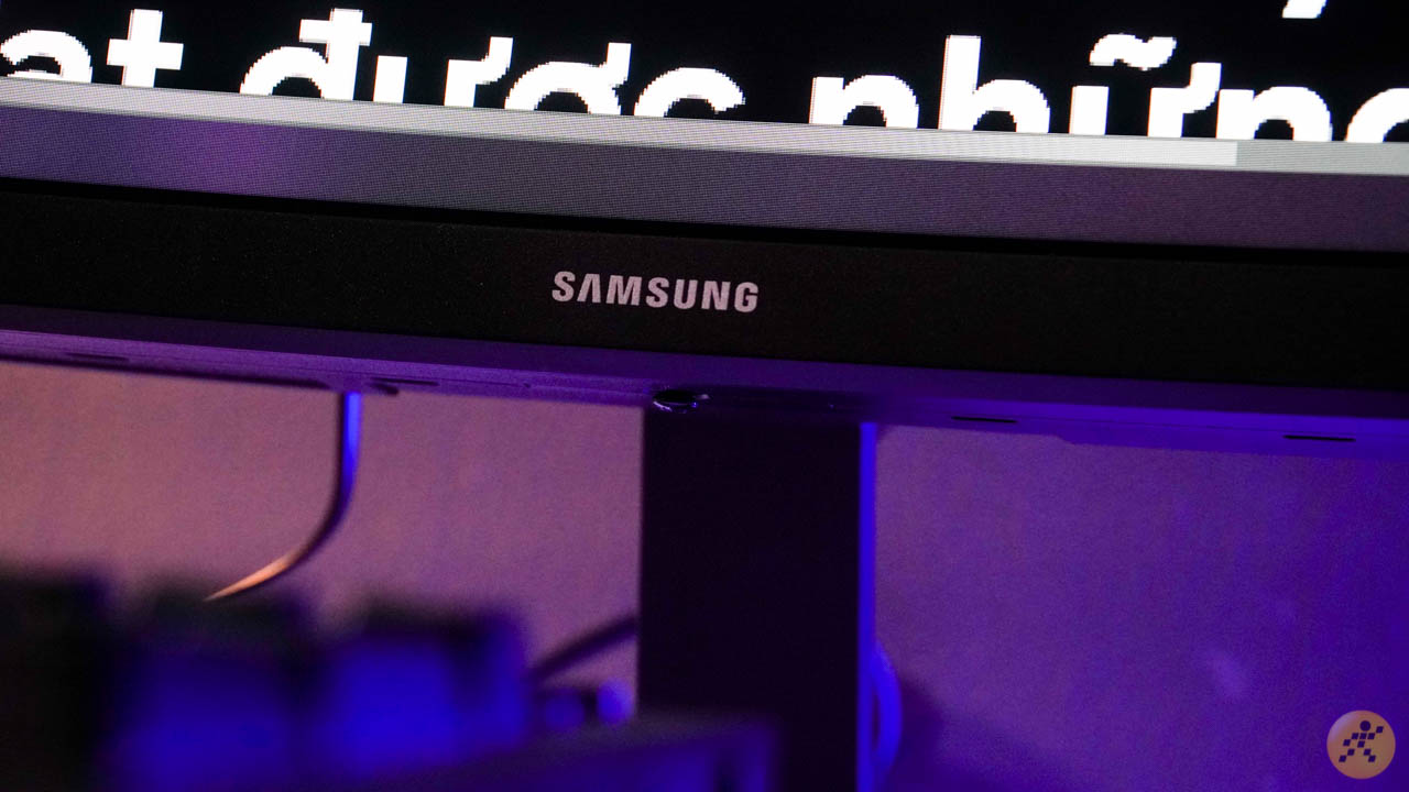 Nút nguồn nằm ở cạnh đáy của màn hình