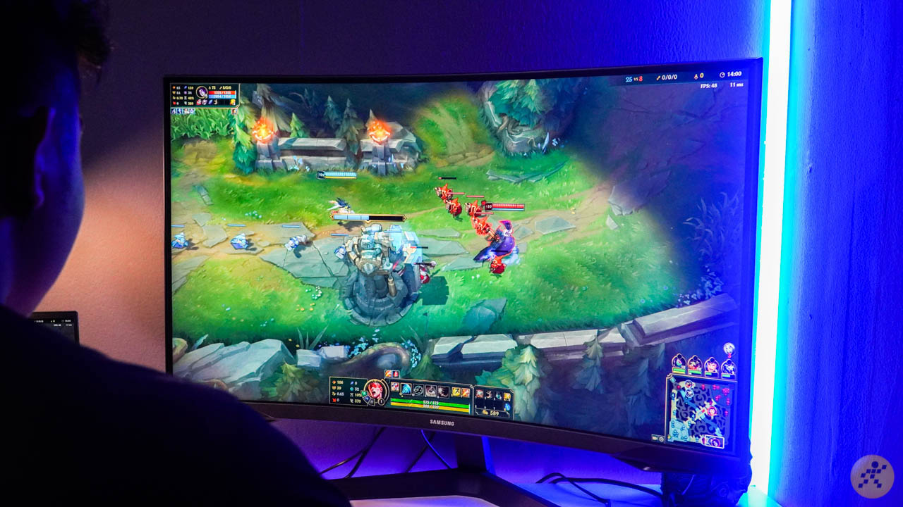 Màn hình LCD Samsung 32 inch có độ cong đạt 1000R