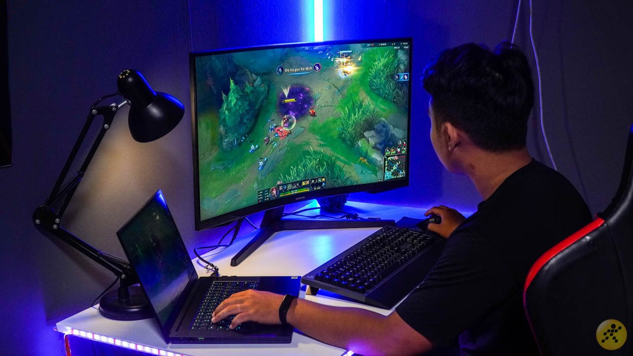 Màn hình LCD 32 inch của Samsung có độ cong đạt 1000R