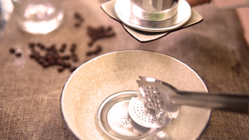 Rửa sạch phin cà phê