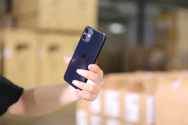 Người dùng đang đứng trước kèo chọn khó khăn nhất: iPhone 12 Pro đẳng cấp hay lui về iPhone 12 cho tiết kiệm?