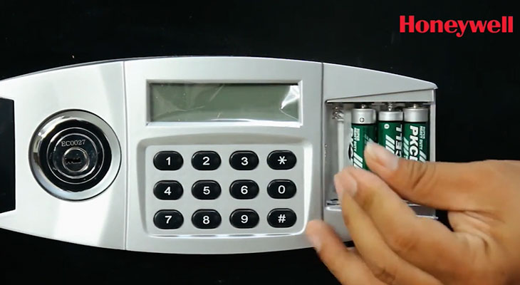 Hướng dẫn sử dụng két sắt Honeywell 2115 - Lắp pin AAA