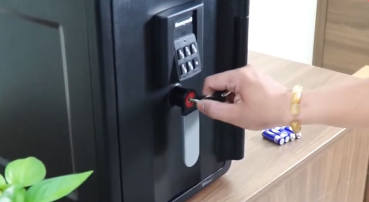 Hướng dẫn sử dụng két sắt Honeywell 2901 - Mở cửa tủ
