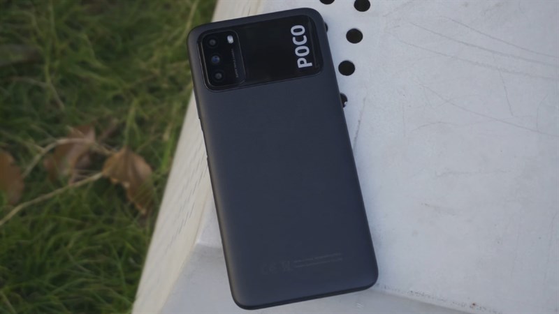 Mặt lưng được làm giả da trên chiếc Poco M3