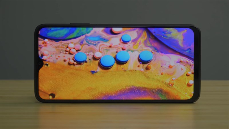 Mặt trước của Poco M3 là màn hình 6.53 inch