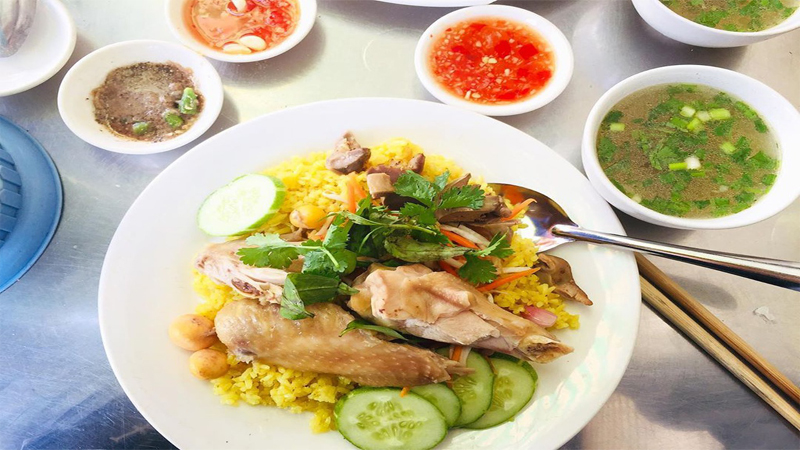 Quán ăn trưa ngon quận 10: Cơm gà Phú Yên Rơm