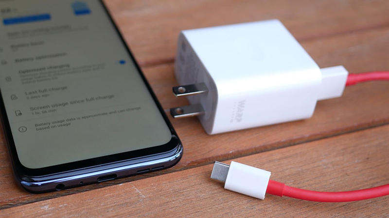 Bộ sạc nhanh 30 W sẽ đi kèm với máy để sạc viên pin 4.300 mAh