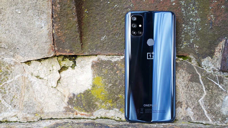 Mặt lưng Nord N10 trơn bóng với màu xanh lam đẹp mắt