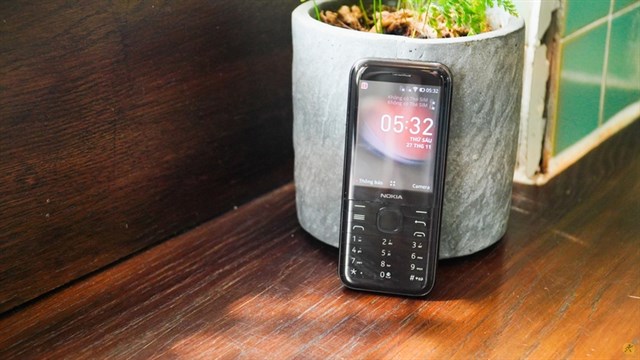 Trên tay Nokia 8000 4G: Ngoại hình bóng bẩy, 4G giải trí hàng ngày