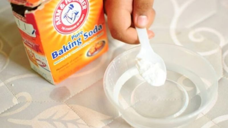 Pha baking soda với nước ấm để vệ sinh bình giữ nhiệt