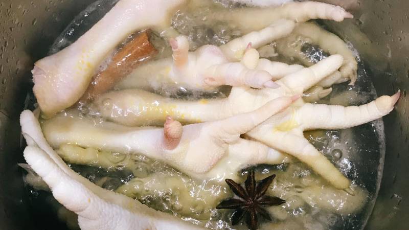 The young girl shares how to make stewed chicken feet to maintain her youthful beauty forever