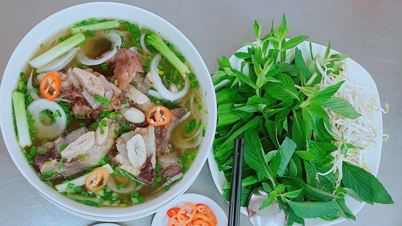 Phở Hiền là một quán phở nổi tiếng tại Phú Nhuận