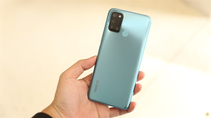Thiết kế tổng thể của Realme C17 nổi bật với màu xanh băng giá 