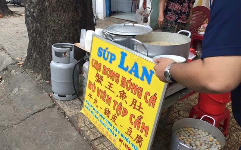 Quán ăn vặt ngon quận 5: Súp cua bong bóng cá Cô Lan